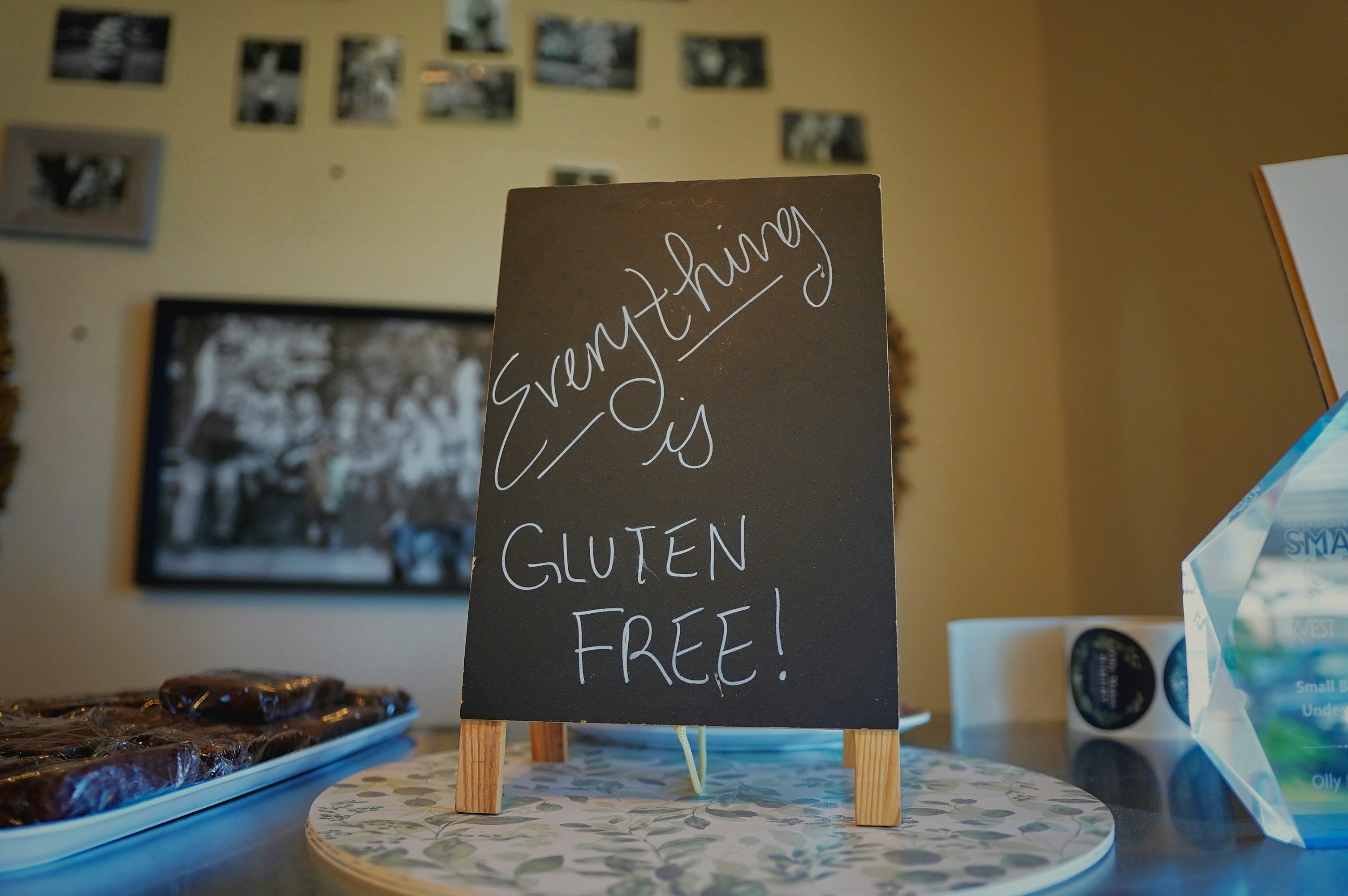 A gluten-free sign on a table, emphasising the importance of identifying and choosing gluten-free products for individuals managing gluten sensitivity.